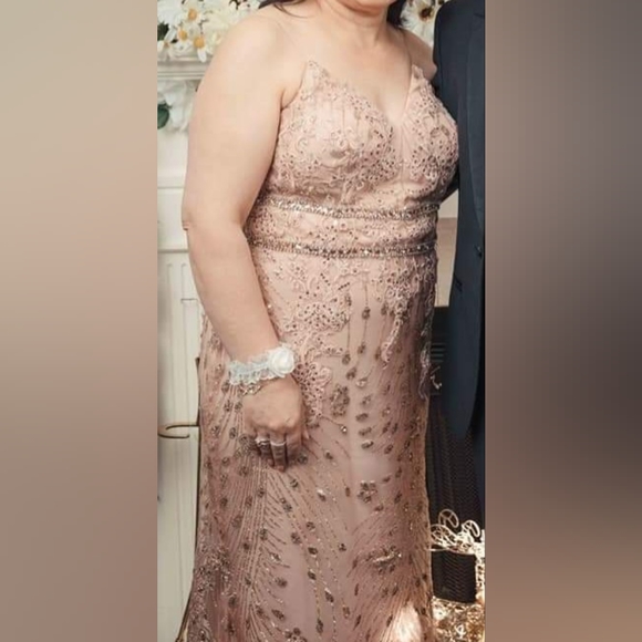 Aspeed design Sparkling Sequin Dress/Stunning V-Neck Fitted Gown with Glitter - Picture 4 of 15